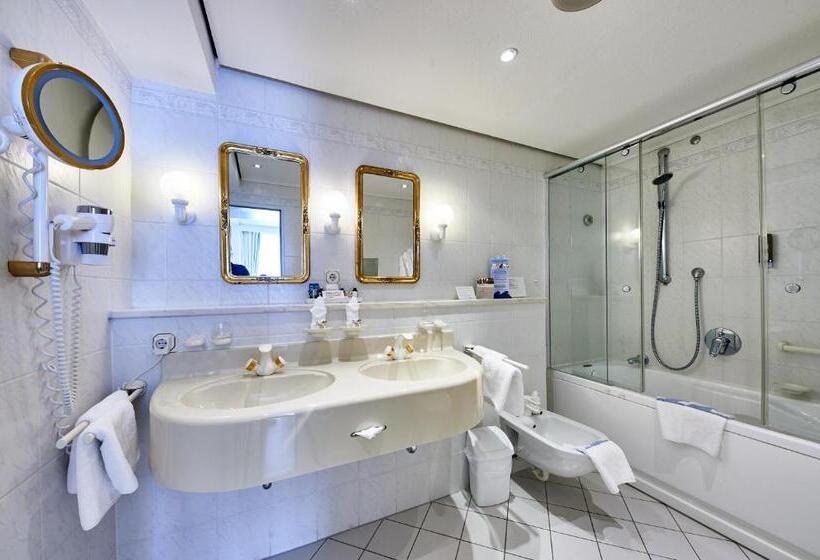 سوییت جونیور با چشم‌انداز جانبی دریا, Badhotel Sternhagen