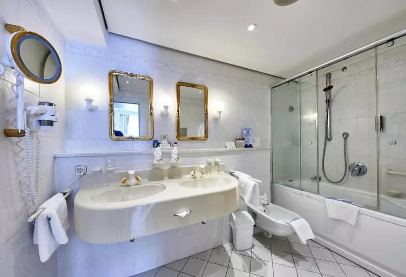سوییت جونیور با چشمانداز جانبی دریا, Badhotel Sternhagen