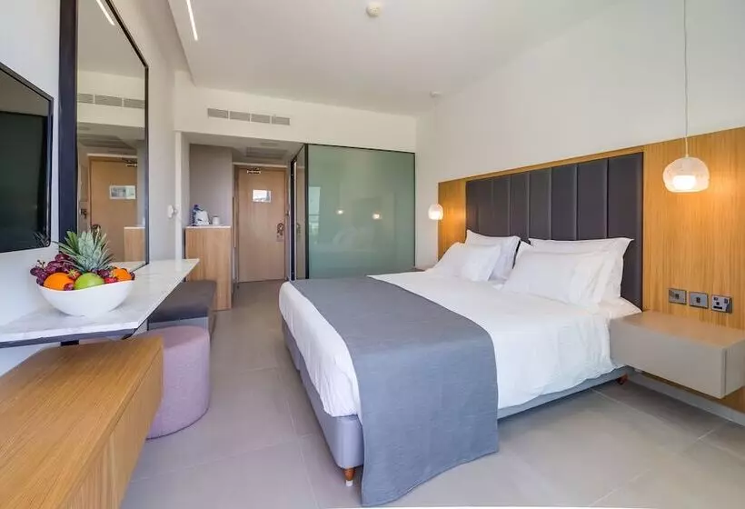 اتاق اساندارد با چشم‌انداز جانبی به دریا, Napa Mermaid Hotel & Suites