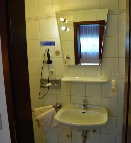 标准三人间, Steens