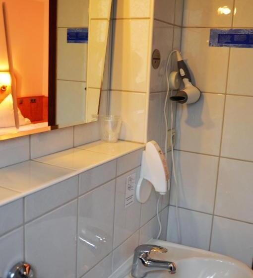 标准三人间, Steens