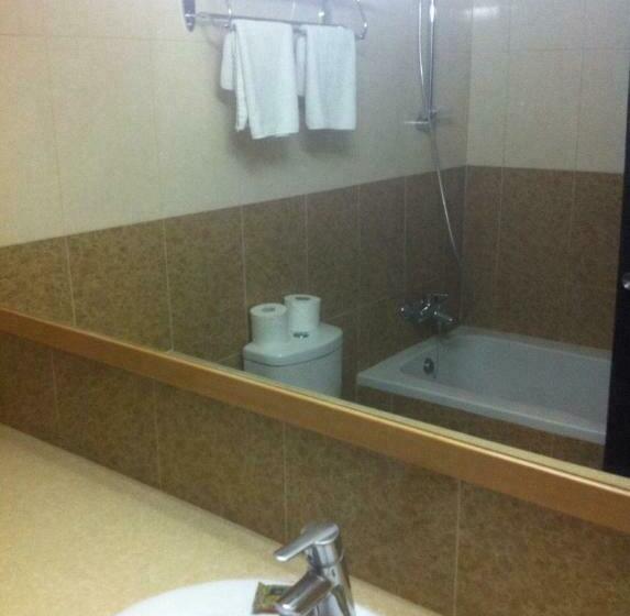 חדר סטנדרט לשלושה, Veronica