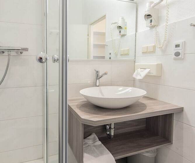 חדר סטנדרט יחיד, Aigner