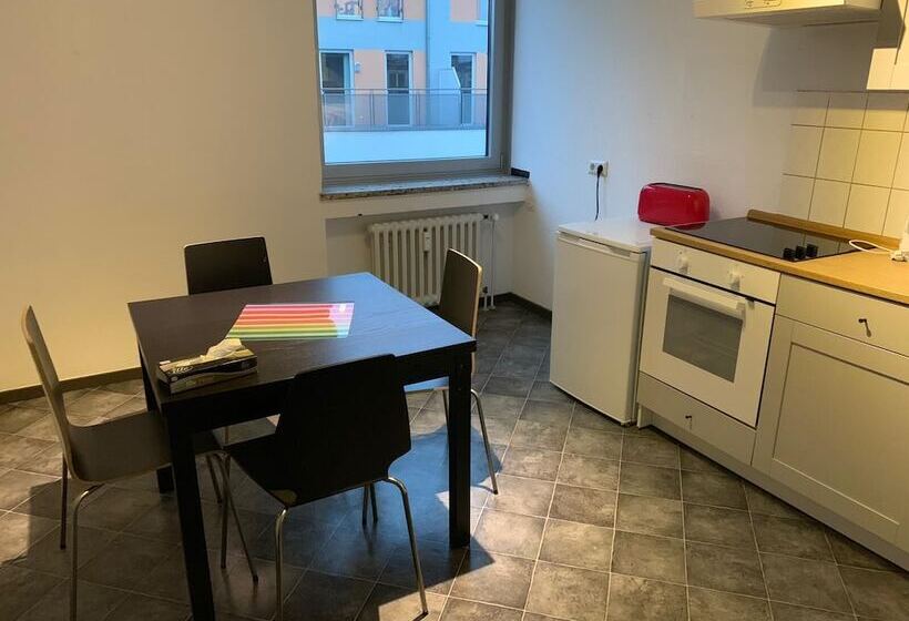 شقة غرفة واحدة, Bayrischer Hof