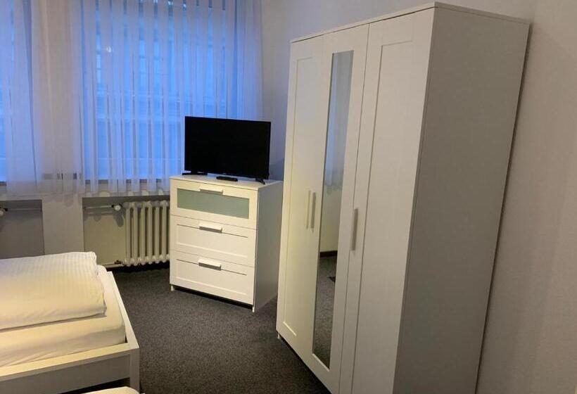 شقة غرفة واحدة, Bayrischer Hof