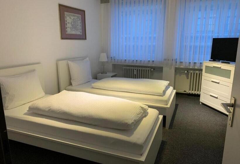 شقة غرفة واحدة, Bayrischer Hof