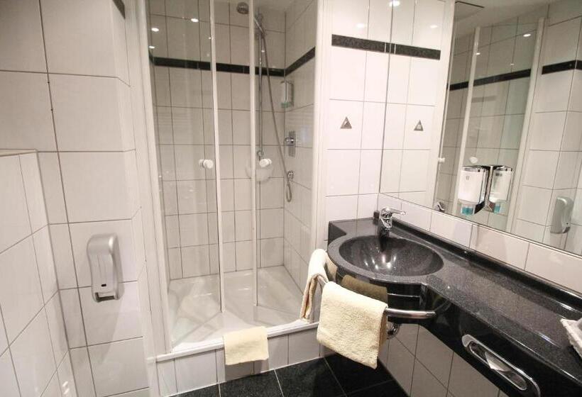 スタンダードルーム, National Dusseldorf