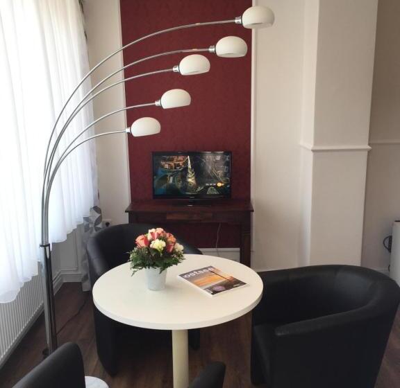 スタンダードトリプルルーム, Sonnenklause