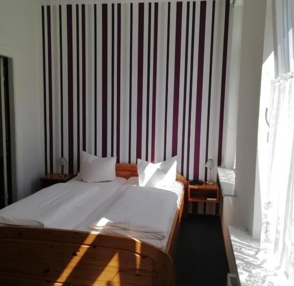 غرفة قياسية, Zur Linde