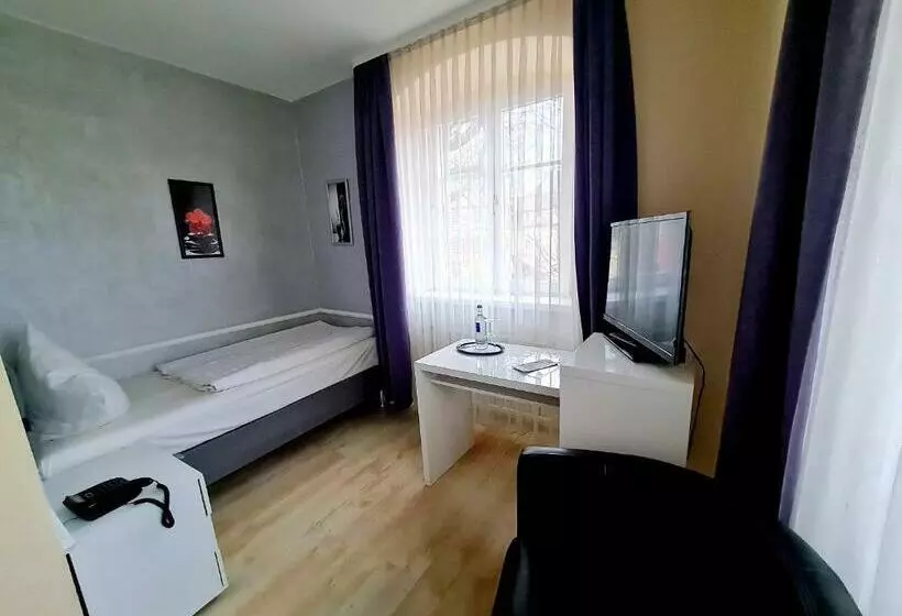 Standard Single Room, Am Schloss