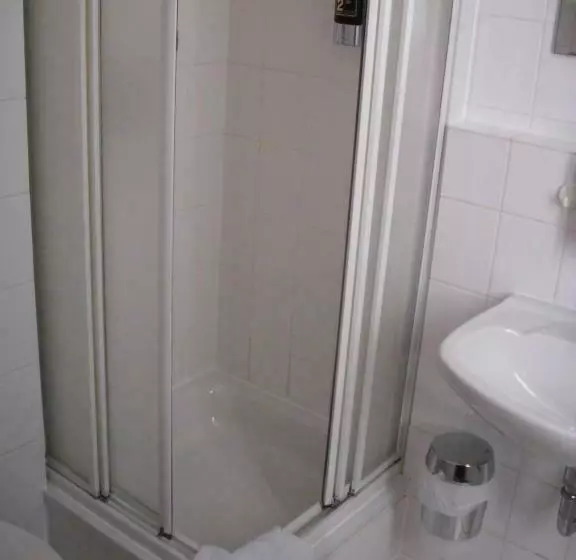 Standard Single Room, Am Schloss