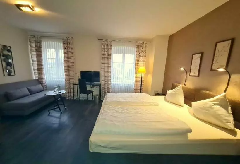 Standard Room, Am Schloss