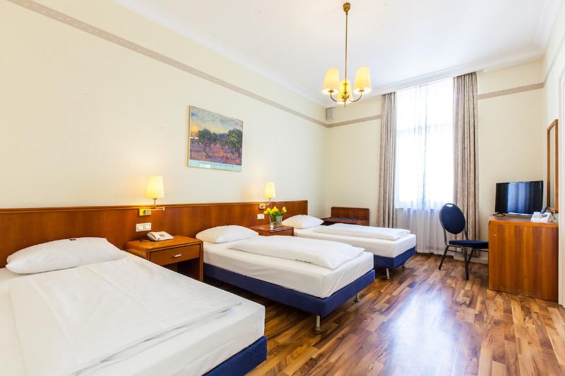 חדר סטנדרט לשלושה, Monopol  Central Station