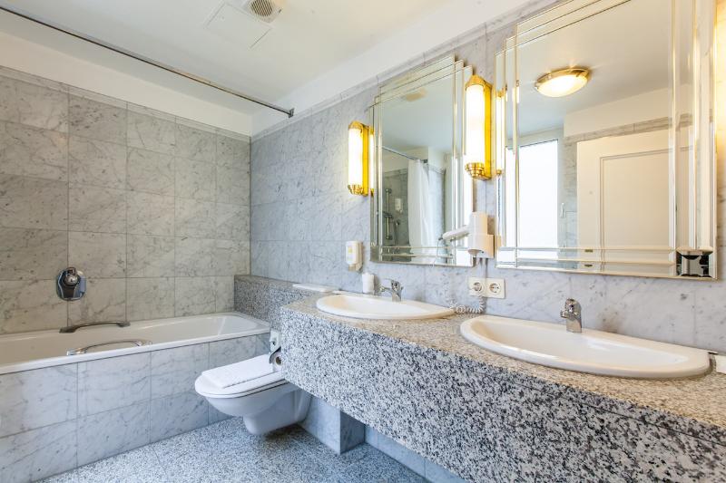 חדר סטנדרט לשלושה, Monopol  Central Station