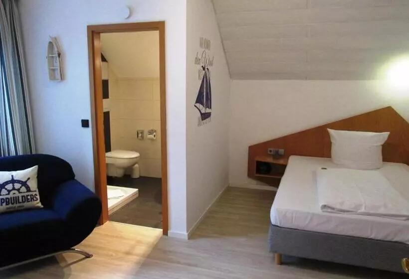 Standard Single Room, & Restaurant Kaiser Superior