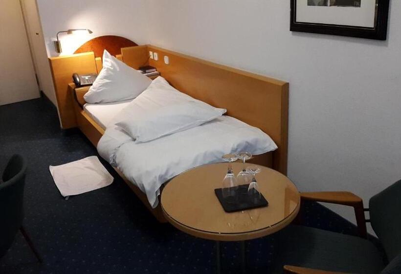 스탠다드 싱글 룸, Unger