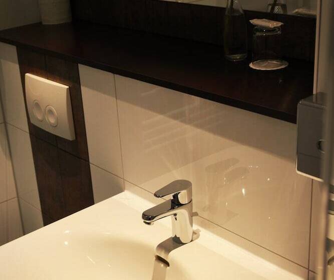 اتاق راحتی, Daniel