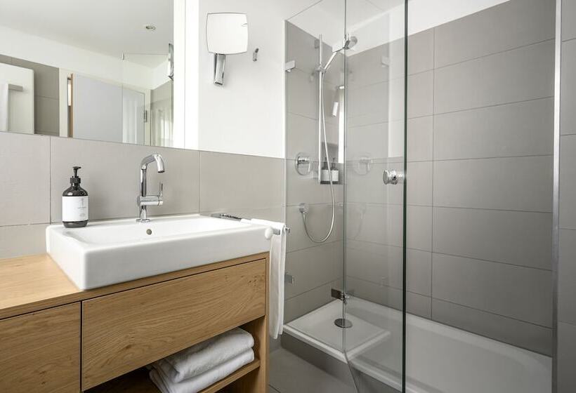 اتاق سوپریور, Maier