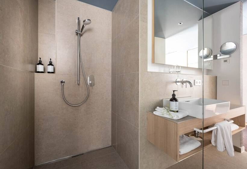 اتاق لوکس, Maier