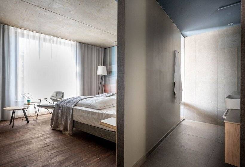 اتاق لوکس, Maier