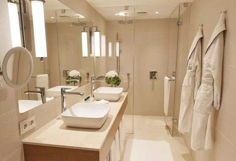 Deluxe-huone, Vier Jahreszeiten Kempinski München