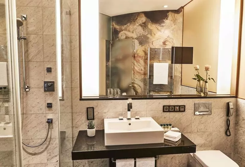 Deluxe-huone, Vier Jahreszeiten Kempinski München