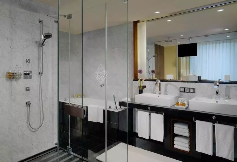 Deluxe-huone, Vier Jahreszeiten Kempinski München