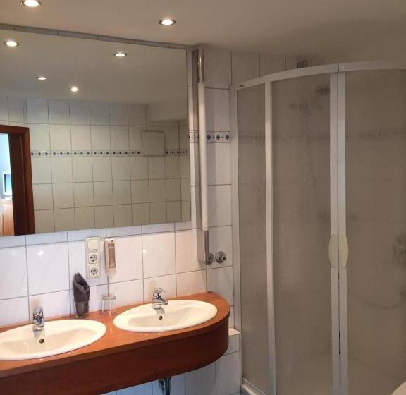 חדר משפחתי, Zur Schönen Aussicht