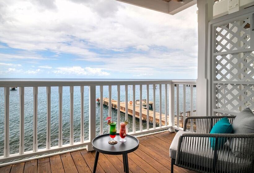 اتاق لوکس با چشم‌انداز دریا, Fort Young