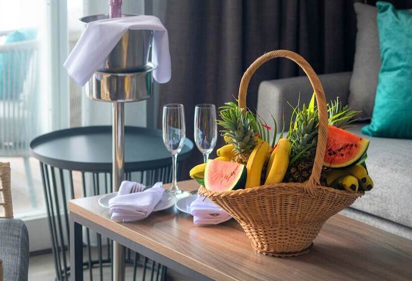 اتاق لوکس با چشم‌انداز دریا, Fort Young