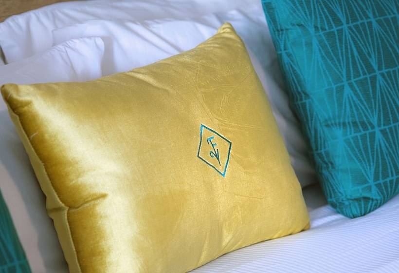 اتاق استاندارد با چشم‌انداز کوهستان, Fort Young