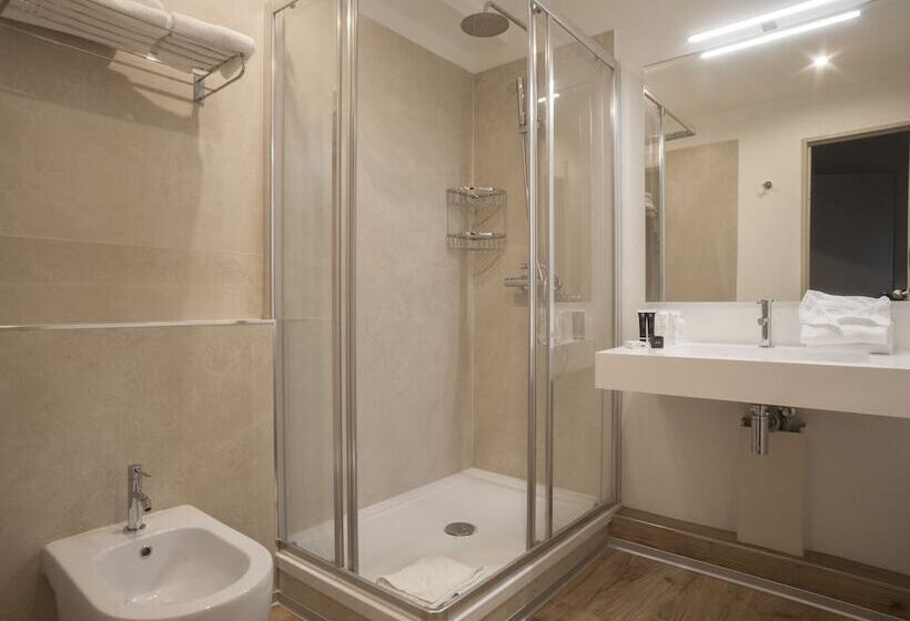 标准三人间, Apogia