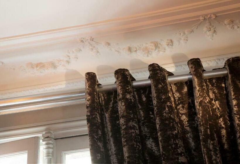 クラシックルーム, Ares Eiffel