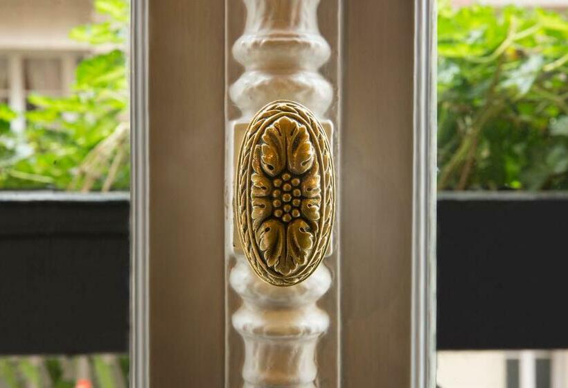 スーペリアールーム, Ares Eiffel