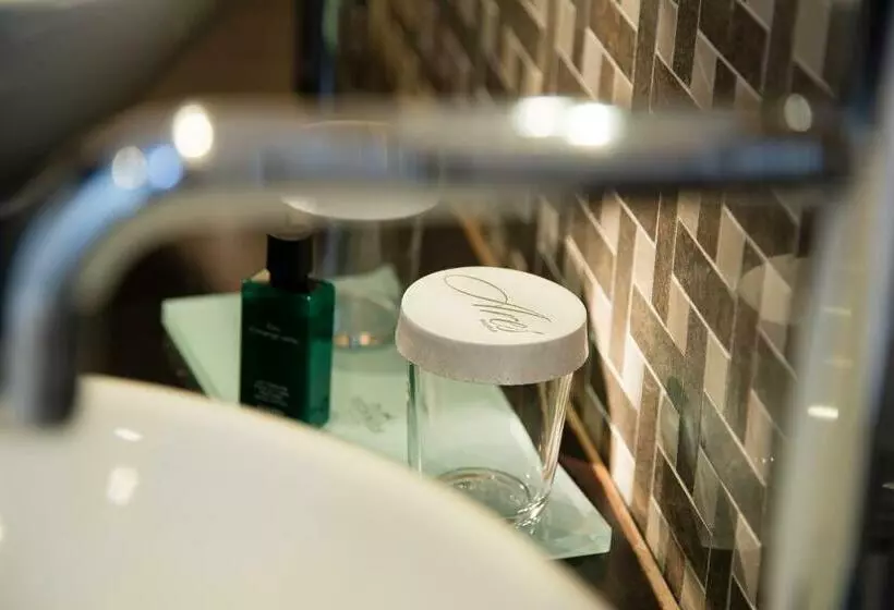 Executive Kamer, Ares Eiffel