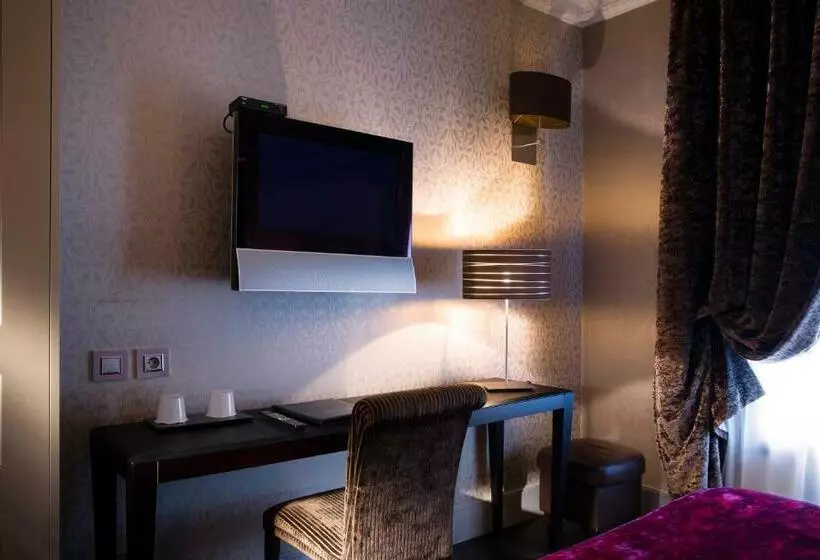 Deluxe Kamer, Ares Eiffel