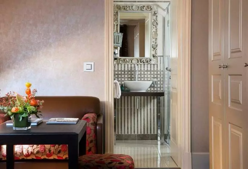 Deluxe Kamer, Ares Eiffel