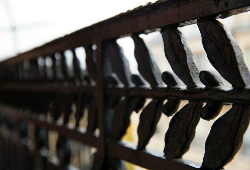 デラックスルーム, Ares Eiffel