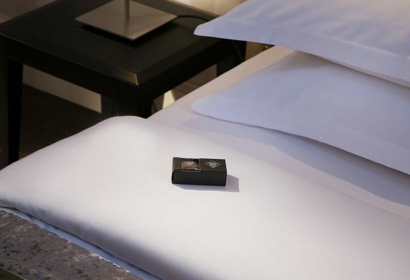 スーペリアールーム, Ares Eiffel