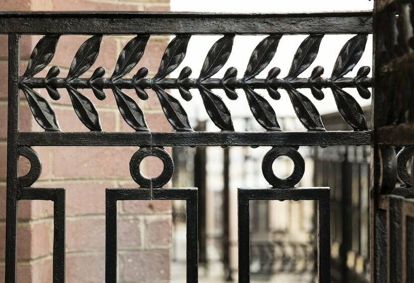 デラックスルーム, Ares Eiffel