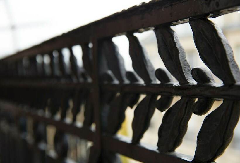 デラックスルーム, Ares Eiffel