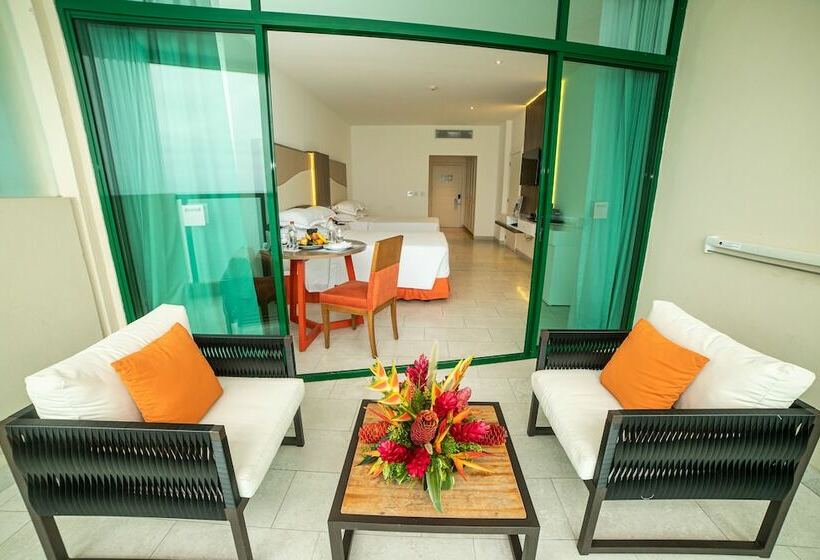 غرفة قياسية مطلّة علي البحر, Colon Salinas