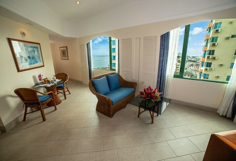 جناح مطل على المدينة, Colon Salinas