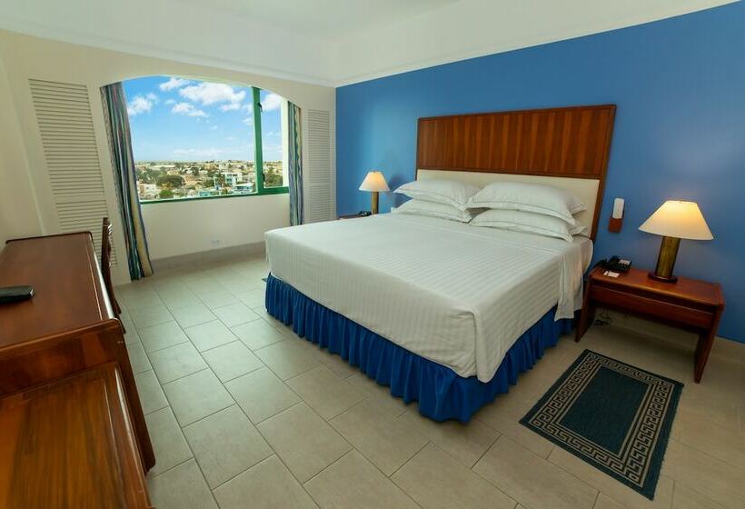 جناح مطل على المدينة, Colon Salinas