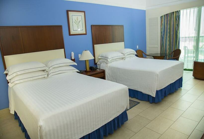 غرفه قياسيه سريرين مزدوجين, Colon Salinas