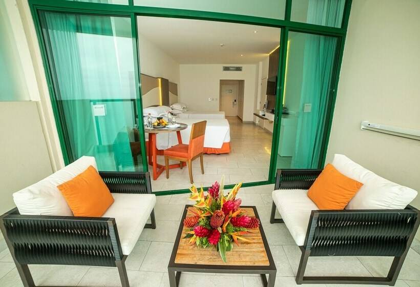 غرفة قياسية مطلّة علي البحر, Colon Salinas