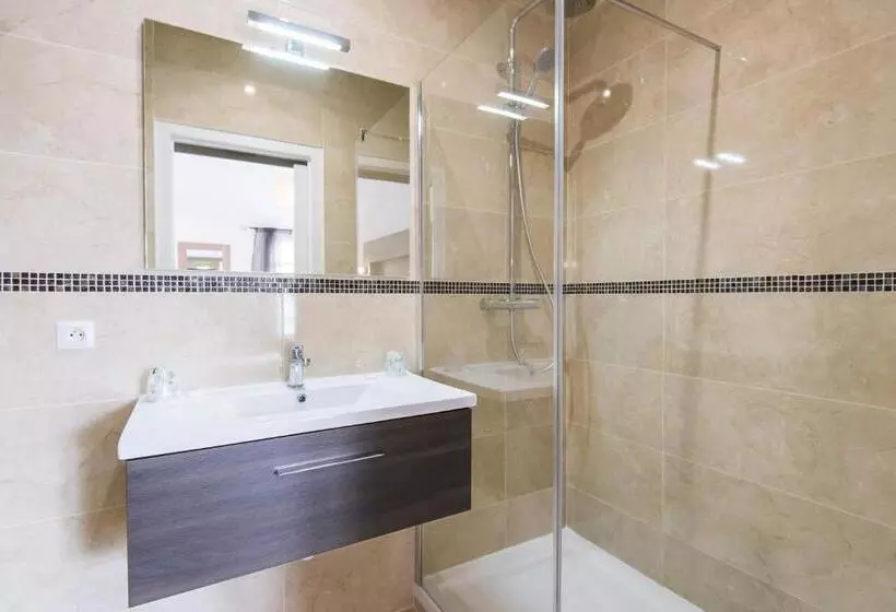Standard-huone, Grand