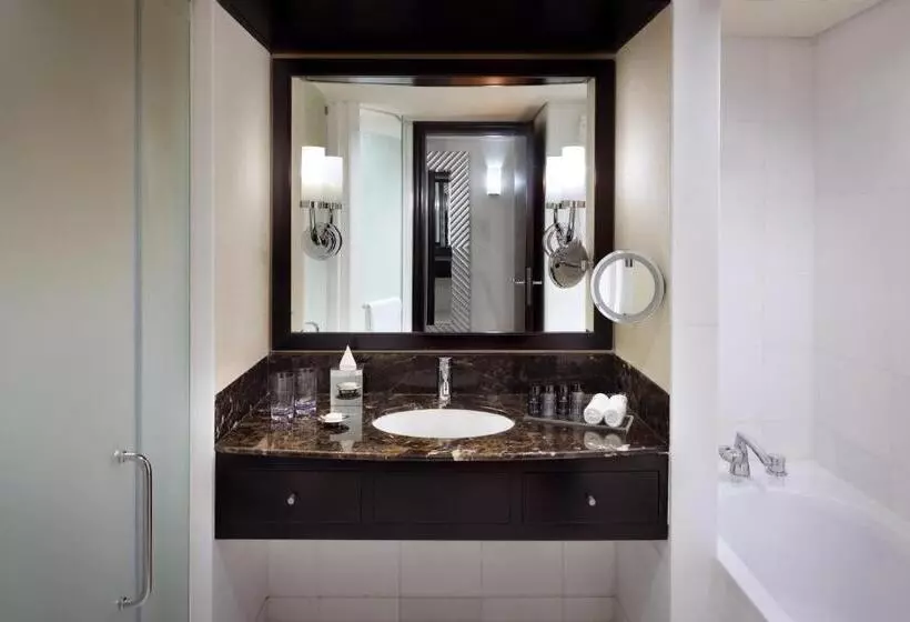 キングサイズベッドのクラシックルーム, Intercontinental Abu Dhabi, An Ihg
