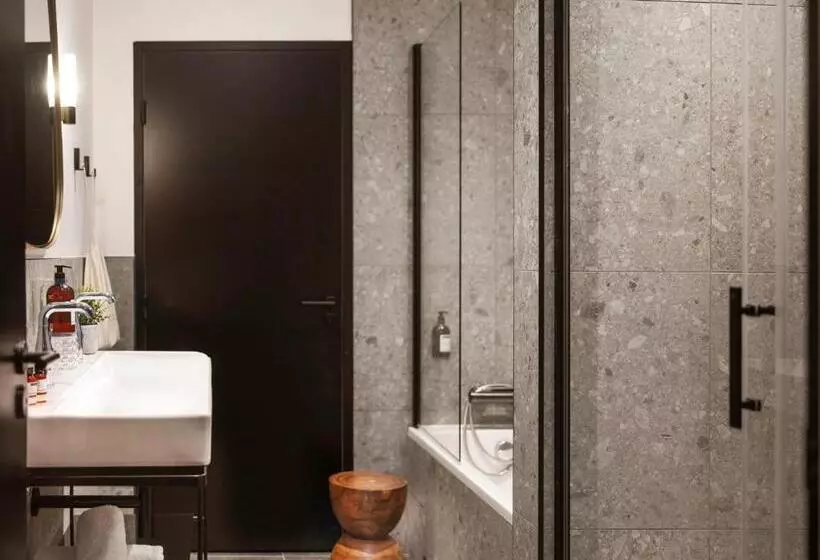اتاق لوکس سه تخته با چشم‌انداز, Maisons Du Monde Hôtel & Suites   Marseille Vieux Port