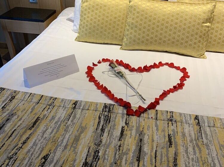 جناح جونيور, Bristol